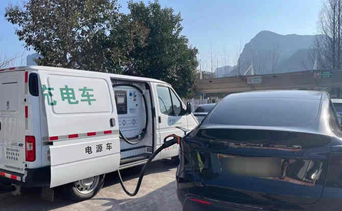 崇仁汽车搭电